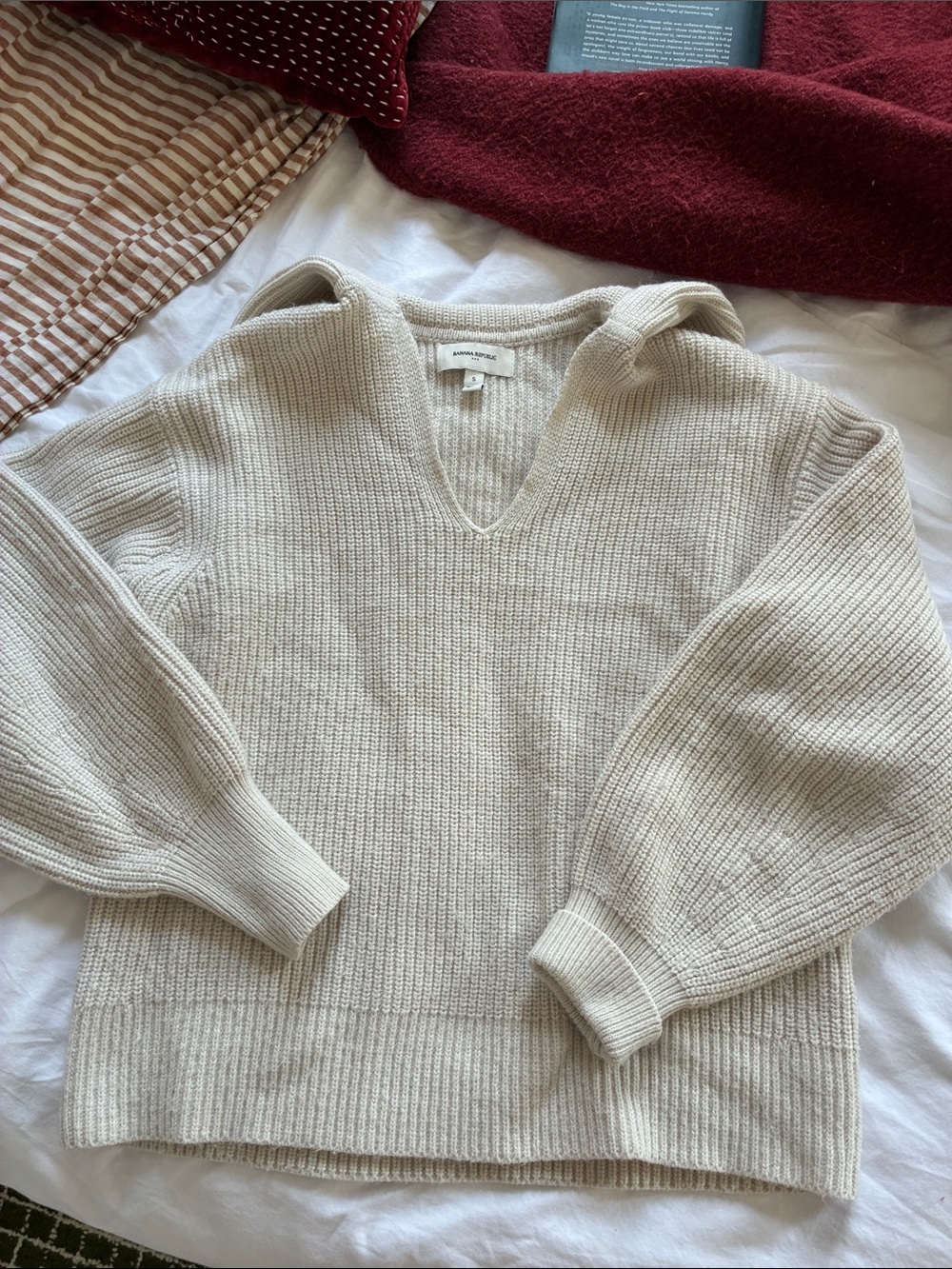 Small Banana Republic Cream V-Neck Ribbed Sweater
